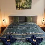Wintergarten Fuer 8 Gaeste Und 2 Hunde In Der Eifel Mit Toller Aussicht, Kamin Und Garten Appartement *