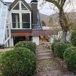 Wintergarten Fuer 8 Gaeste Und 2 Hunde In Der Eifel Mit Toller Aussicht, Kamin Und Garten Appartement *