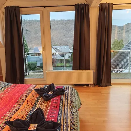 Wintergarten Fuer 8 Gaeste Und 2 Hunde In Der Eifel Mit Toller Aussicht, Kamin Und Garten Lejlighed Schleiden